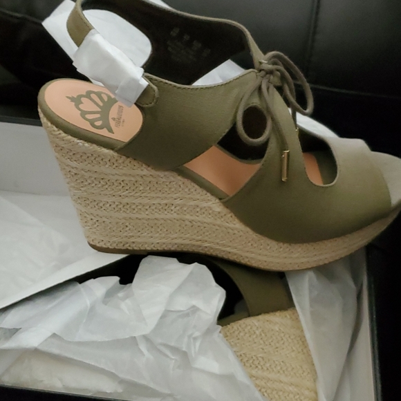 Fergalicious Vicky Sandals - Picture 1 of 3